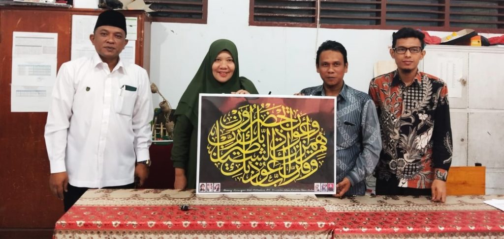 Penutupan PPL di MTs. Al-Ikhlas Taqwa, Oleh Bapak Dr. H. Abdul Rahman, Lc, SE, MA Selaku WD – ADI dan Ibu Dra. Hj. Tuti Alawiyah. MA selaku WD – STK